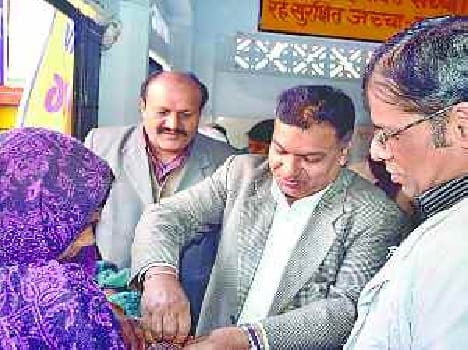 1942 booths administered polio drop to children